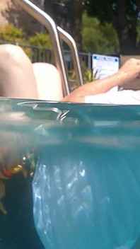 Guapo Harry y sex big beauty enfermera Vicki hacen algunos ejercicios bajo el agua!