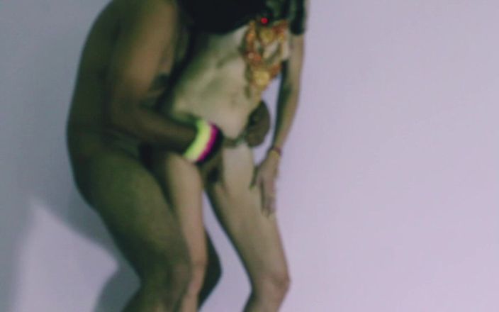 Bolly Karma: 放荡的戴绿帽子的妻子得到大黑鸡巴男人
