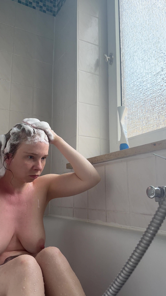 SweetLucy96: Peed in the Bathtub