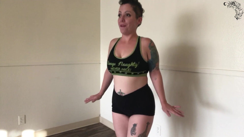 Nikki's Fetishes: Le mie tette rimbalzano con reggiseni sportivi