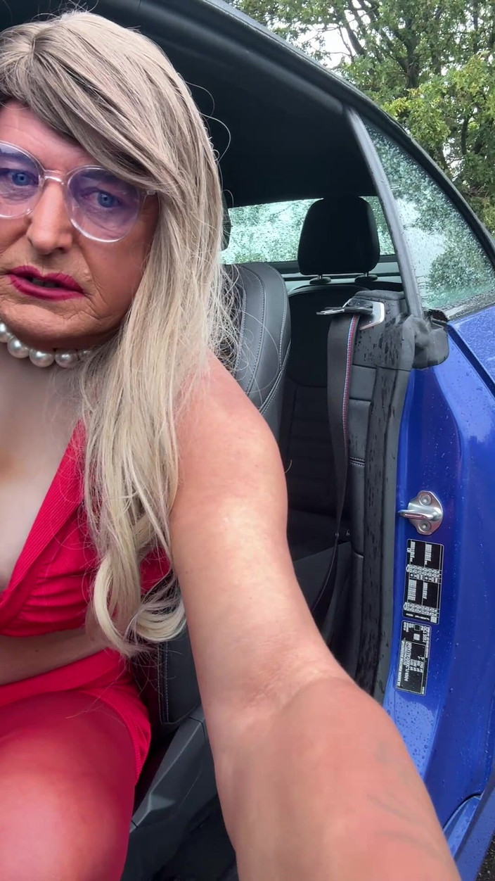 Kellycd2022: La sexy travestita kellycd2022 fuori per un drive in collant...