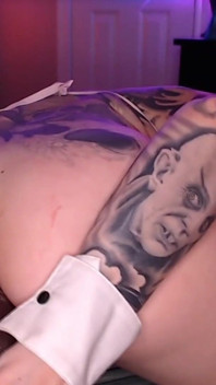 La tettona tatuata si scopa la sua figa affamata bagnata