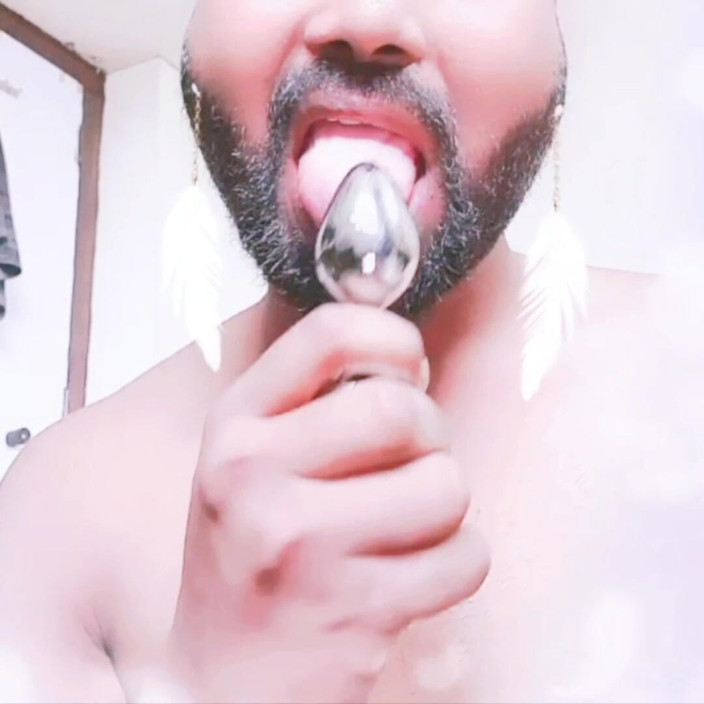 Sissy Slut Simran: Сіссі грає з дупи в рот із анальною пробкою