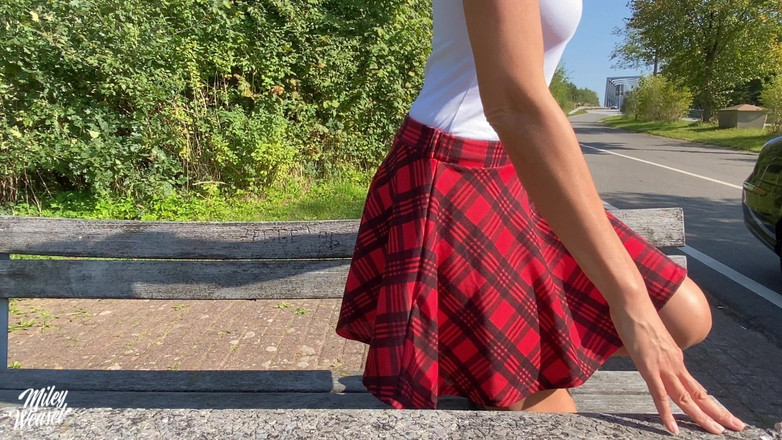 Miley Weasel: Une blonde se fait baiser en public sur l’aire de...