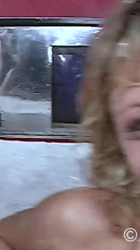 Sperma regn för nympho piss blondin
