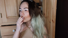 Blowjobs Alice: Skromná nevlastní sestra kouří cigaretu