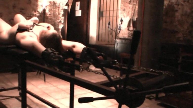 Genuine XXX: Masmorra punição cama grandes consolos e chicotadas finalmente domar extremo...