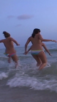 Tre bellezze scopano e fanno topless in una spiaggia pubblica