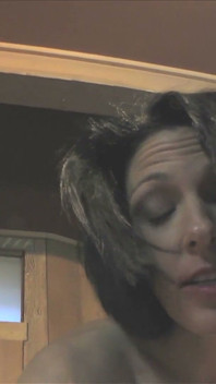 La tête d'une maîtresse mature se fait baiser par un bâillonnement, branlette !