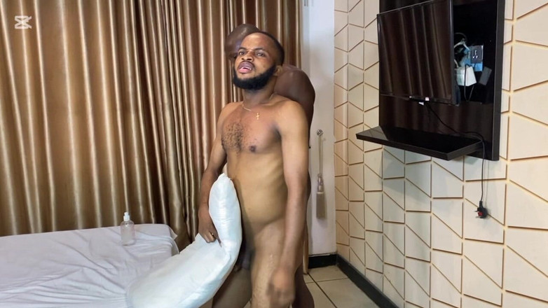 Sassypussyy: क्या आप इस बड़ी मांसपेशियों वाले डैडी को पीछे से चोदने देंगे moris Montana