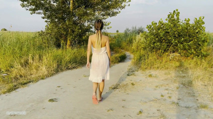 SweetButtocks: Marcher nue dans la nature