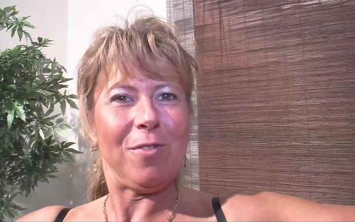 Old & Young: Rubia puta de oficina quiere follada en trío