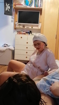 Мачеха пришла утром к своему пасыню, чтобы заняться сексом.