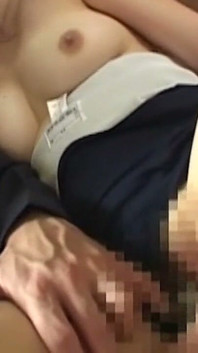 Brunetka Azjatycka nastolatka ssie kutasa namiętnie na podłodze