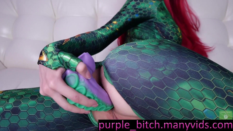 Purple Bitch: Consolador en coño cosplay Mera Pelirroja