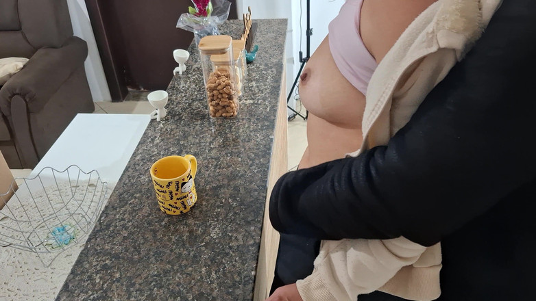 Gabi SweetCouplesStories: Una hijastra se sorprende mientras desayuna.