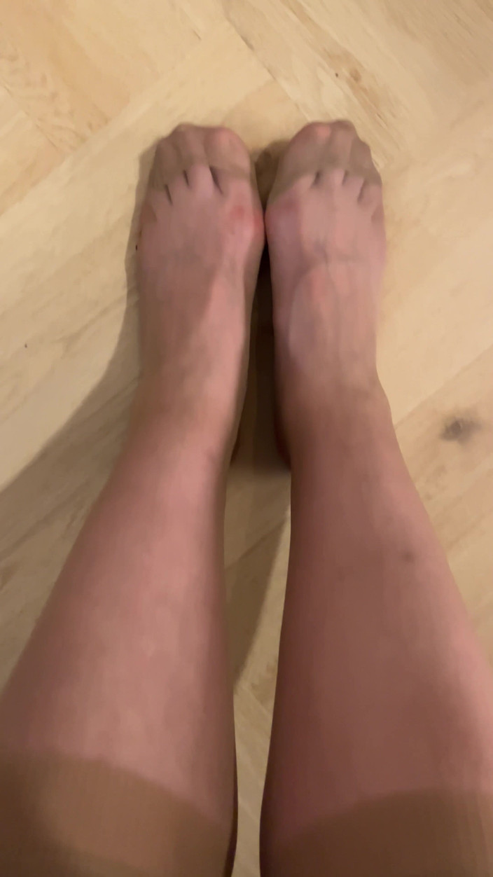 Feet: Pertunjukan alas kaki dengan kaus kaki setinggi lutut