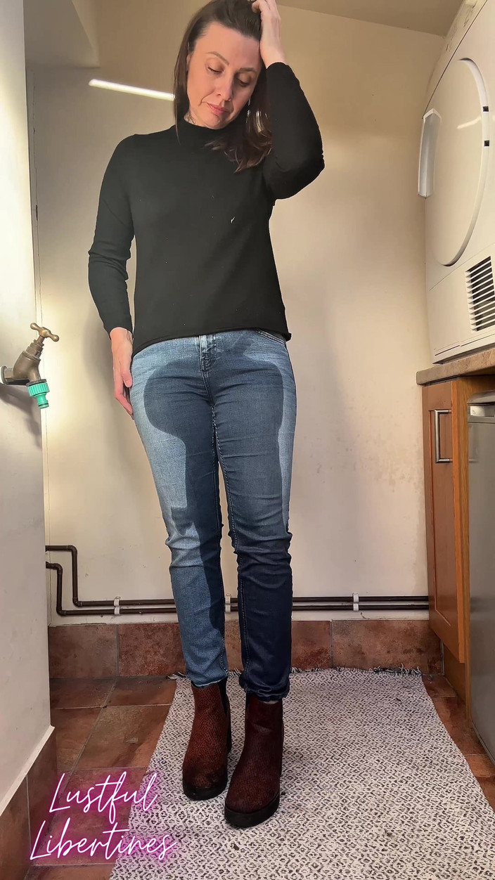 Lustful Libertines: Blocat din baie - Umezirea blugilor