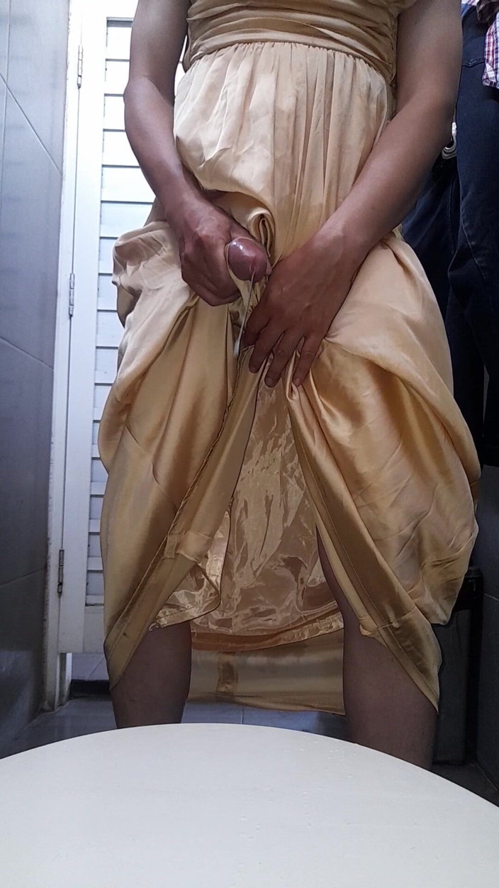 Naomisinka: Довге золоте атласне плаття, мастурбація, сперма