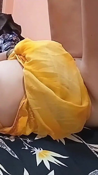 Adik tiri memenuhi fantasi seks abang tirinya di dalam biliknya, video seks hindi