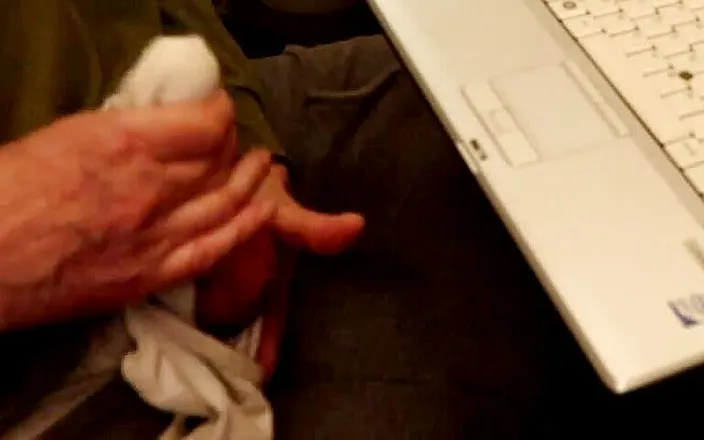Mstbooblover: For PTNN wanking with a bra