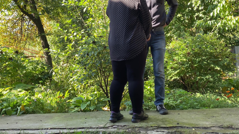 OurFetishLife: Milf lamió mi polla afuera después de mear