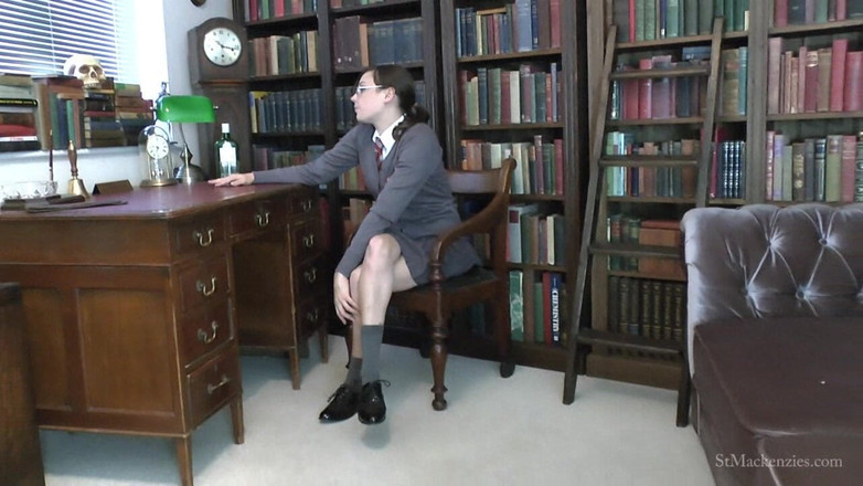 St Mackenzie's Archive: ジョーは脱ぎながら絹のような髪をいじります