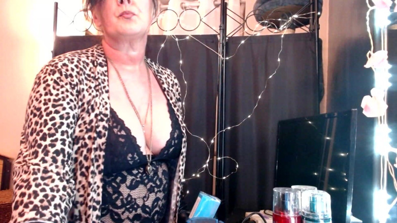 Abby Anna: Sexy MILFka v rukavicích kouří cigaretu
