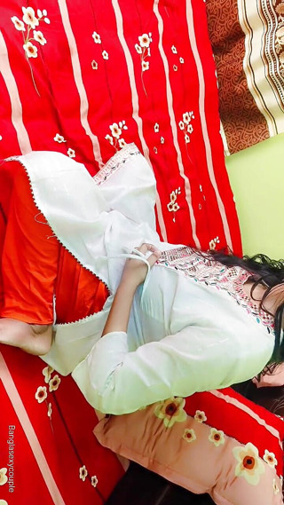 Banglasexycouple: Une étudiante de Calcutta se doigte une chatte de taille moyenne