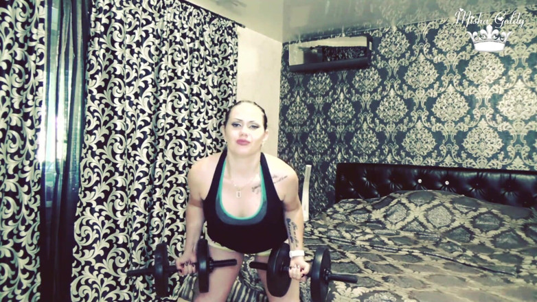 Goddess Misha Goldy: 105 ridicări de greutate se repetă pentru provocarea bicepsului!