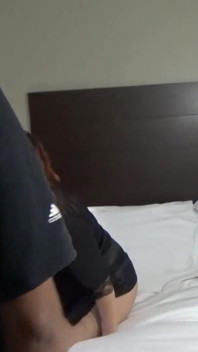 브랜든 리 해링턴에게 호텔 방을 두드리는 좌절한 마누라 사바나