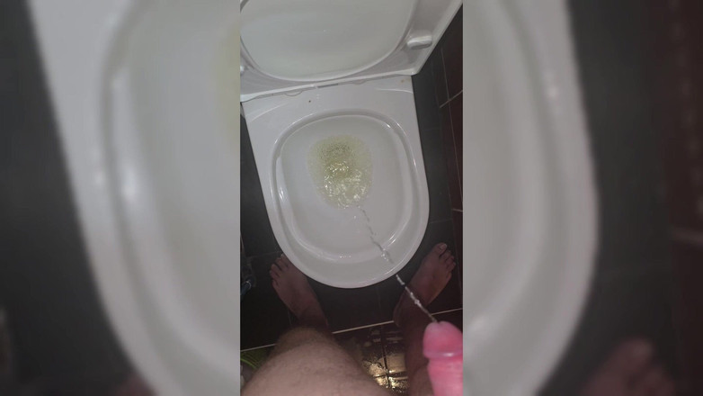 Jimbob Star GAY: Jimbob kencing di toilet