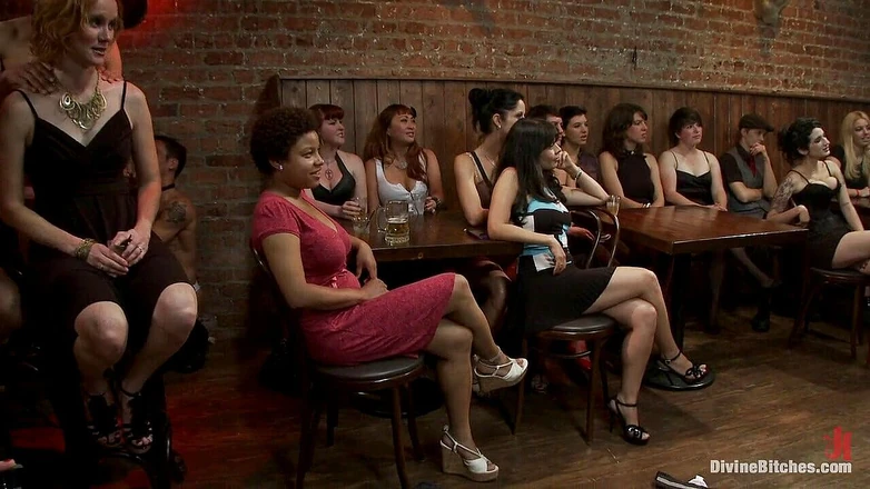 Divine Bitches by Kink: Stripper punida por 40 mulheres