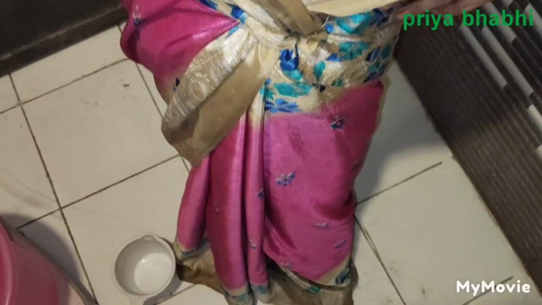 Desisexycpl123: Kåta Desi hemmafru Priya Bhabhi Används av Dewar i badrummet