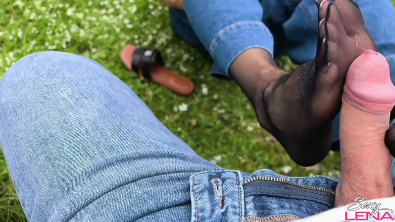 Goddess Lena: Footjob de munte grecesc cu picioare de nailon transpirate - Creampie în...