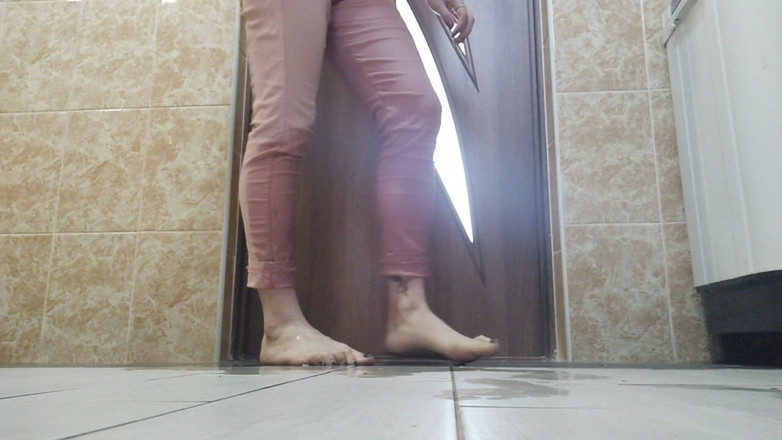 DirtyLubov: Kencing di celana
