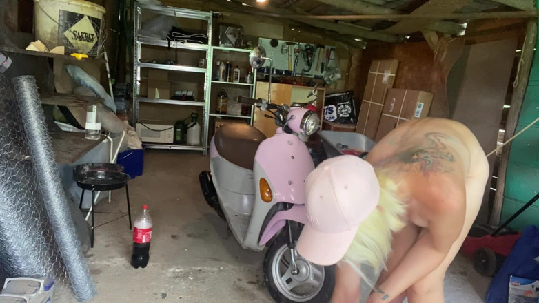 Cuteblonde666: Awek berbulu - pembersihan motosikal