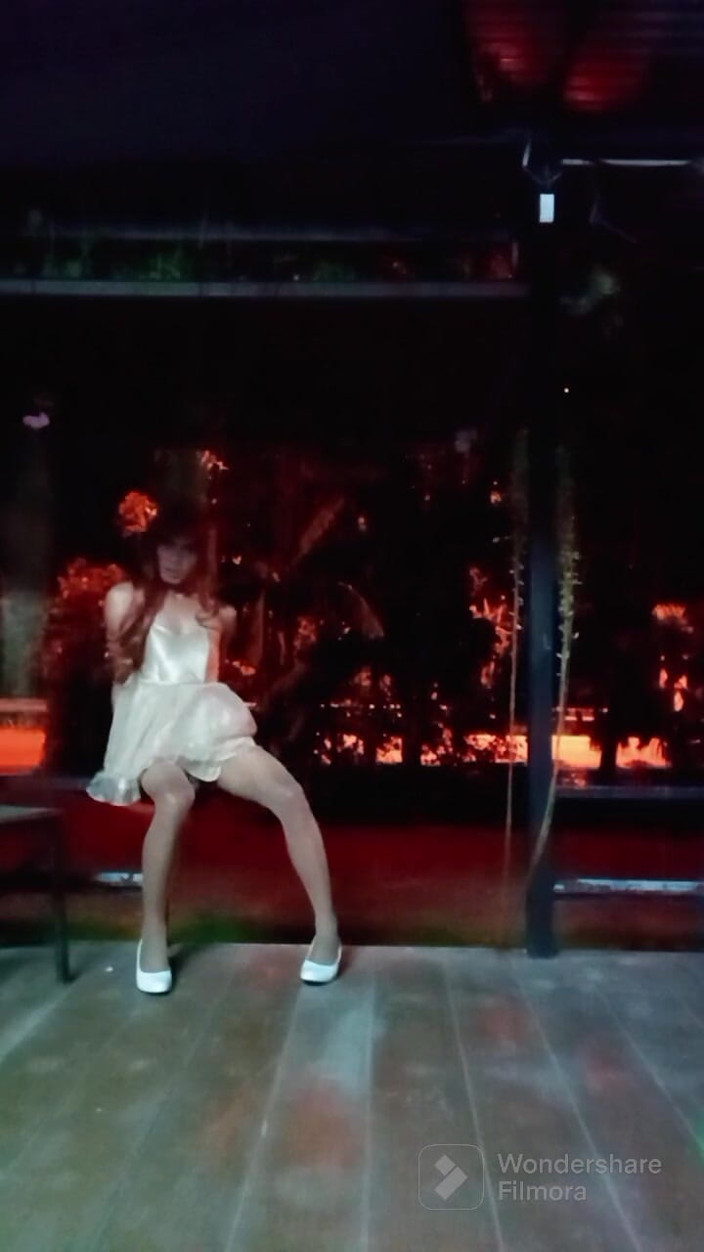 Menaiisd: Шлюшка танцует ночью