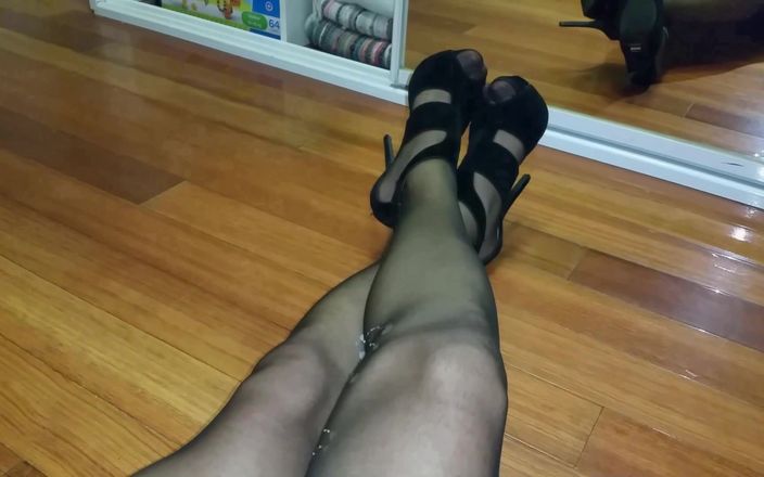 Dani Leg: Femboy Dani aux jambes pulpeuses féminines époustouflantes en collants noirs