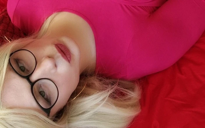 Sissy Slut Chantal Sweet: Cewek pirang manis banci mungil klitoris mani muncrat