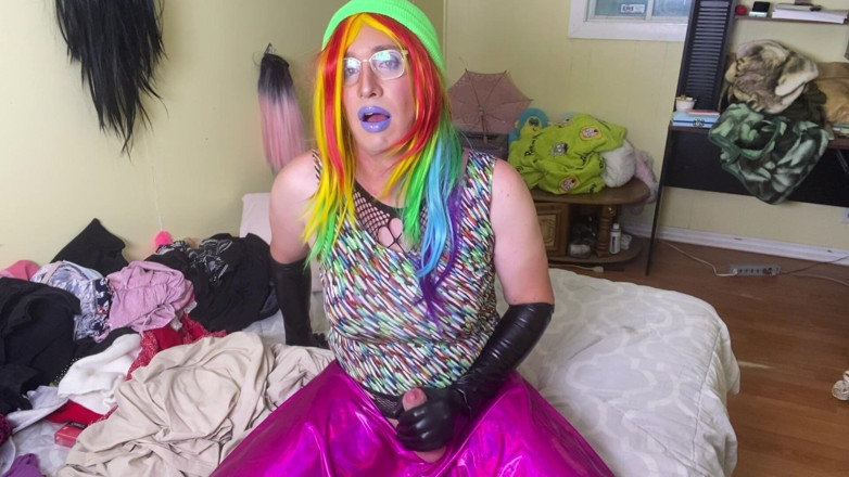 Natasha Sparklez: Rainbow Sissy Natasha zjada spermę