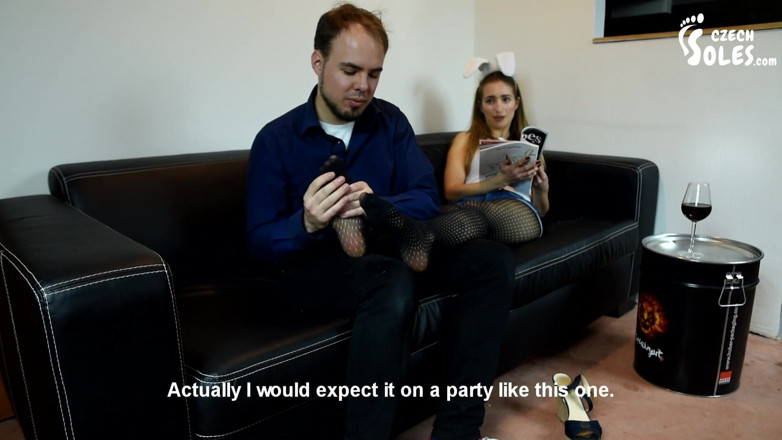 Czech Soles - foot fetish content: Горячее поклонение ступням на вечеринке с Playboy