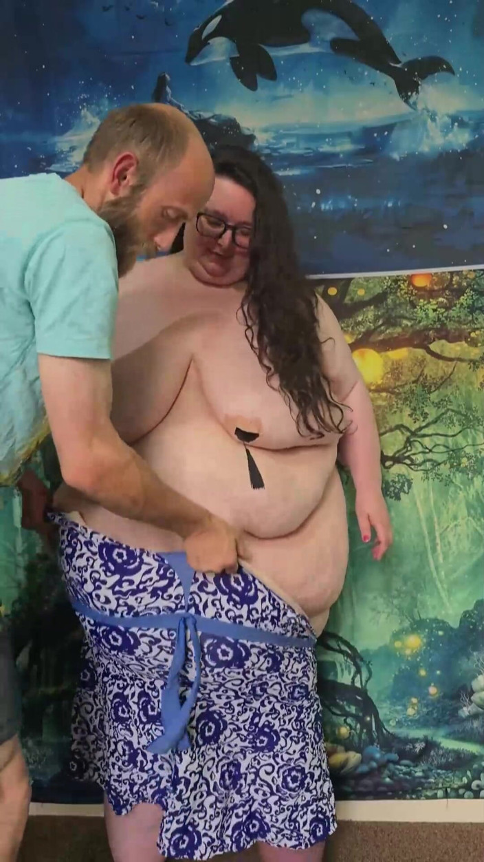 SSBBWLadyBrads: SSBBW Gets Help Fitting Into Tight Swimming Costume