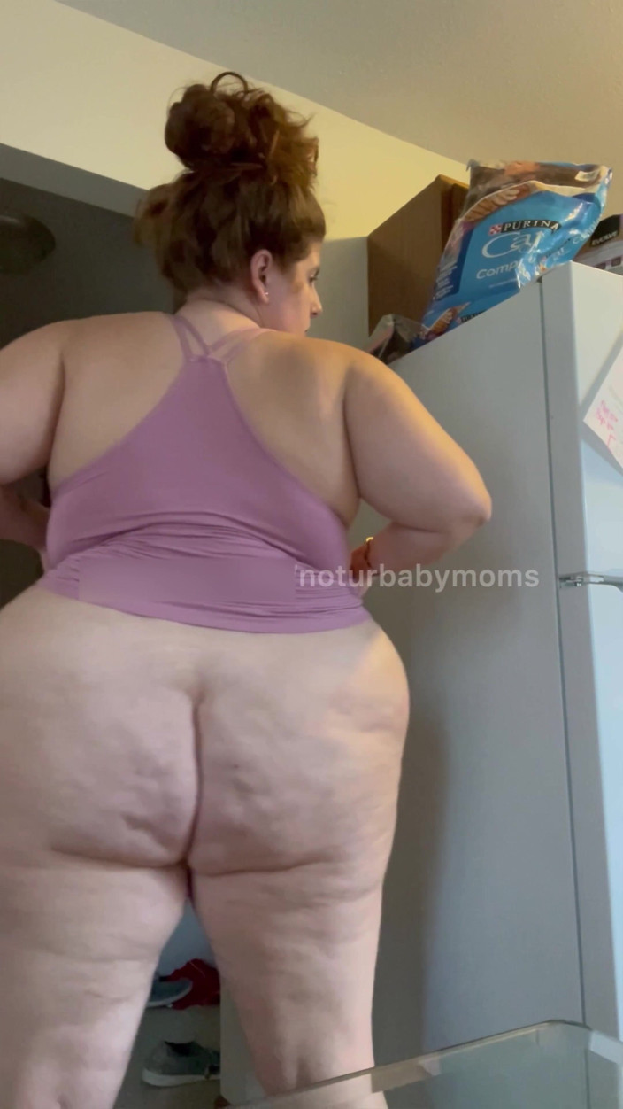 noturbabymoms: 穿着粉色礼服的胖美女脱衣和颤抖