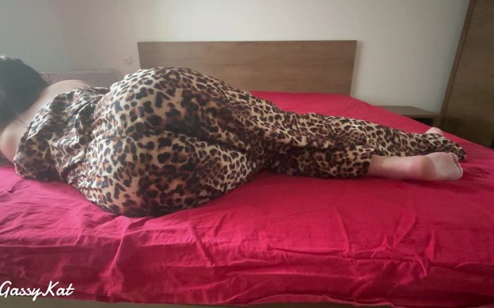 GassyKat: PJ la cougar pj pète dans un lit rouge