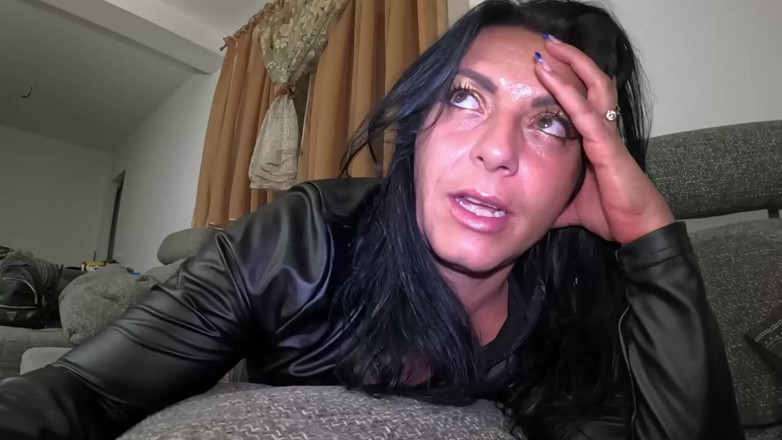 MilfyCalla: Mamă sexy supusă care fumează - masturbare, vorbe murdare și fetiș cu...