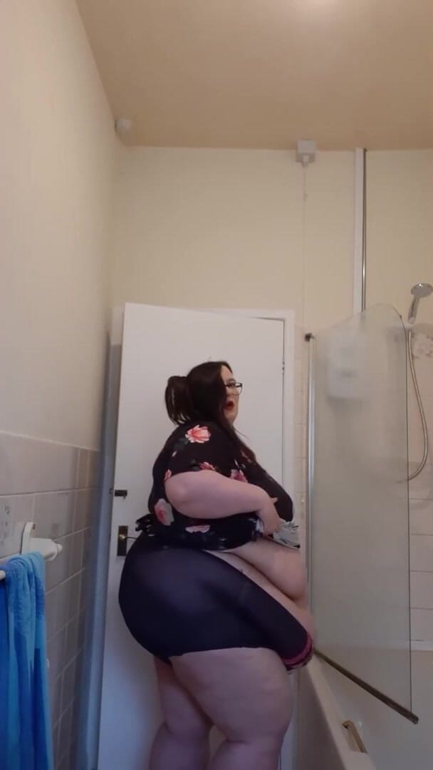 SSBBWLadyBrads: 샤워하기 전에 괴롭히는 SSBBW