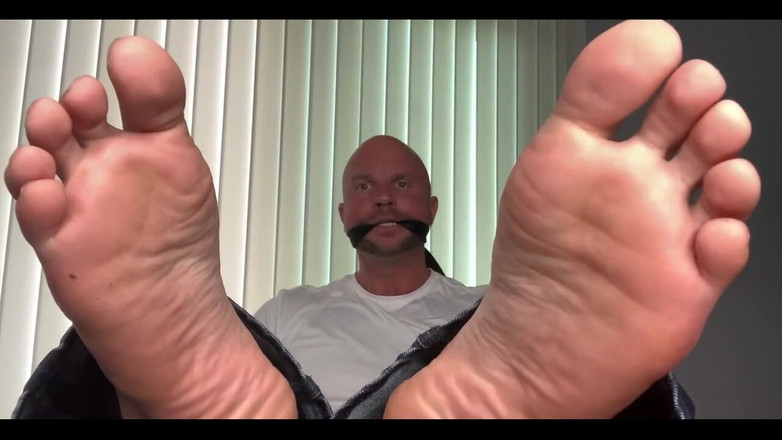Jasons feet: 나는 묶이고, 재갈을 묶고, 내 발을 간지럽히고 숭배해