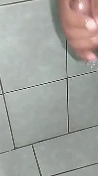 Szarpnij się w łazience gorące wytrysk nasienia