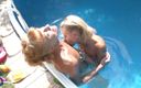 Mature NL: Возбужденная зрелая лесбуха и юная блондинка лижут киску вблизи бассейна
